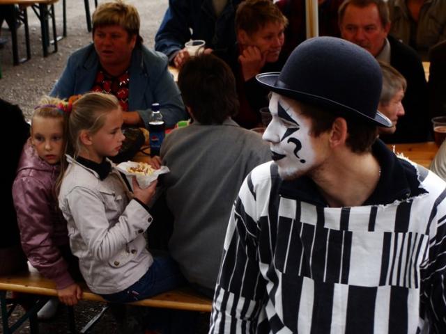 Dożynkowe święto z kuglarzami w tle zdjęcie nr 17494