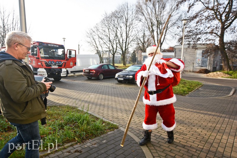 Strażacy i św. Mikołaj spełniają marzenia zdjęcie nr 216760