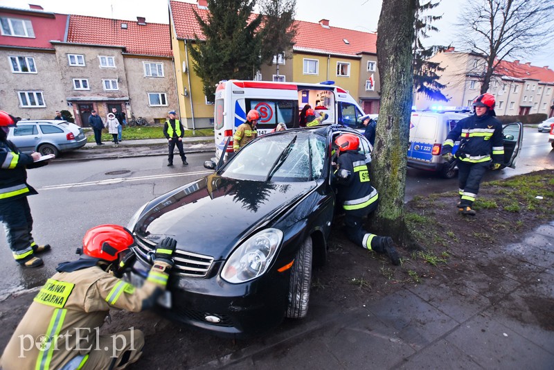 Uderzył w drzewo na ul. Grottgera zdjęcie nr 217208