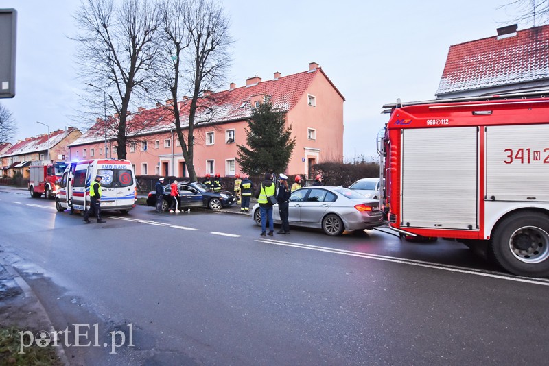 Uderzył w drzewo na ul. Grottgera zdjęcie nr 217211