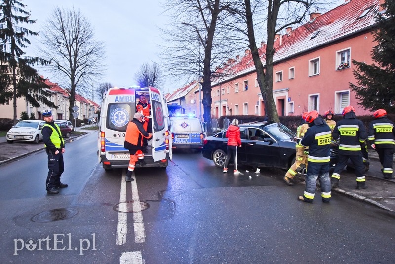 Uderzył w drzewo na ul. Grottgera zdjęcie nr 217210