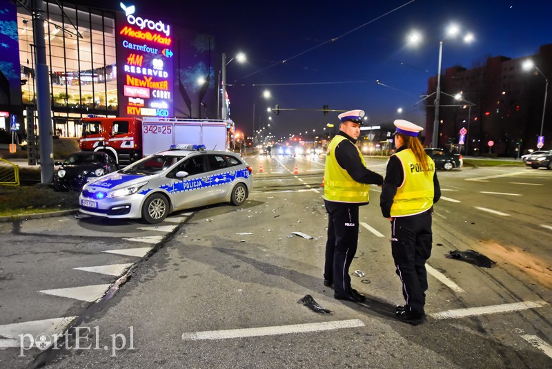 Zderzenie bmw z alfą romeo na skrzyżowaniu ul. Płk. Dąbka z Ogólną zdjęcie nr 218646