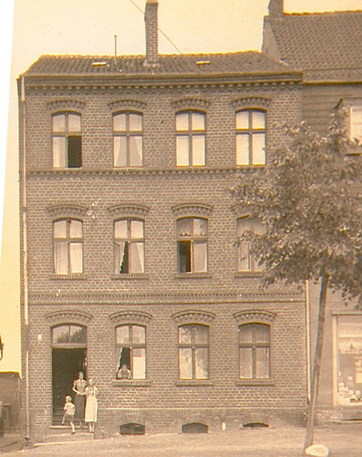 Babcia pana Wolfganga (stoi w środku), która odziedziczyła dom przy al. Grunwaldzkiej 97 po swoim ojcu i