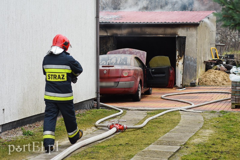 Pożar garażu z dwoma samochodami zdjęcie nr 220302