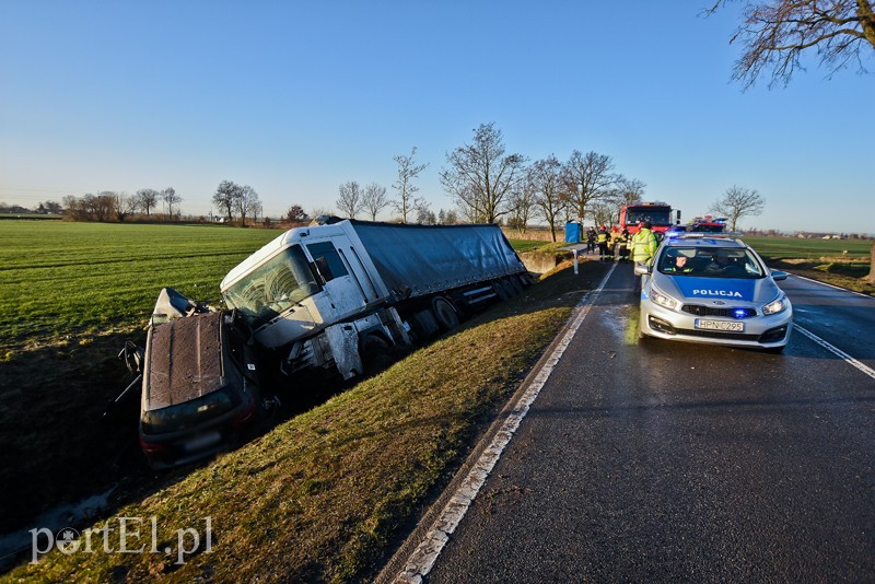 Czołowe zderzenie mercedesa z ciężarówką zdjęcie nr 220326