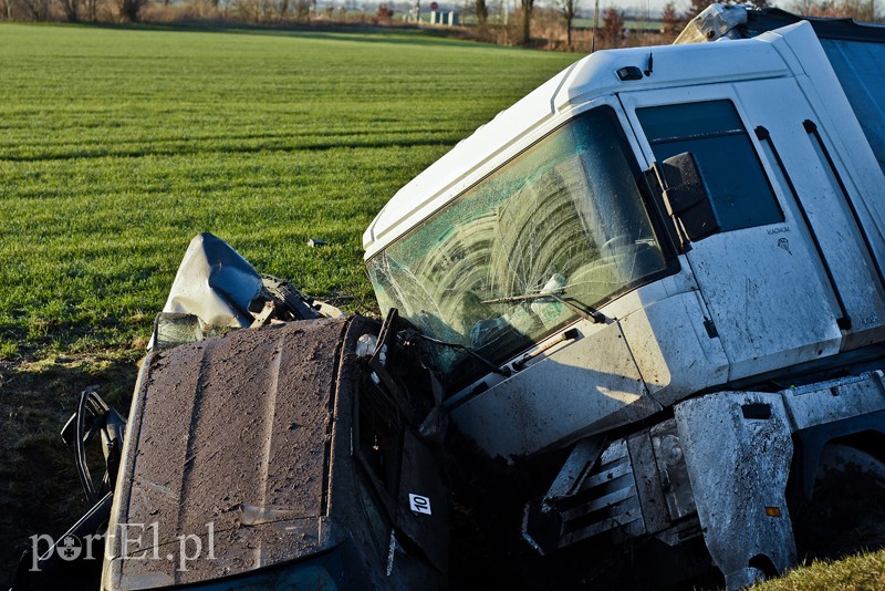 Czołowe zderzenie mercedesa z ciężarówką zdjęcie nr 220327