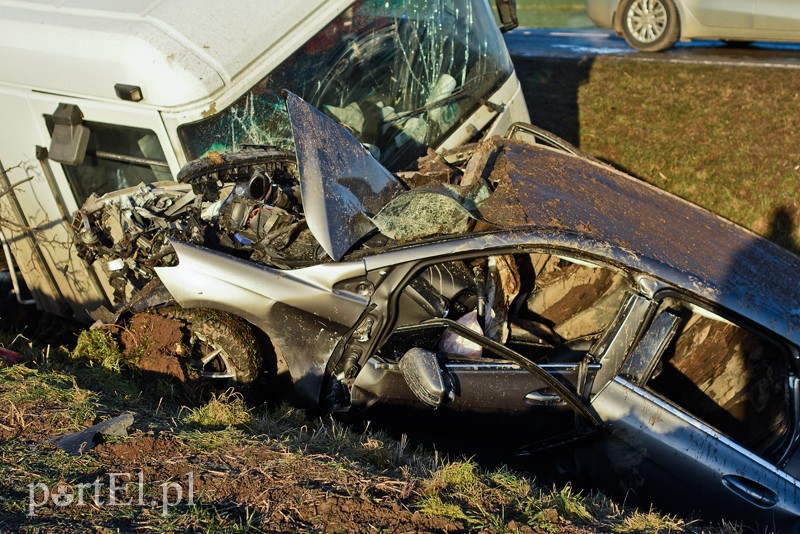 Czołowe zderzenie mercedesa z ciężarówką zdjęcie nr 220331