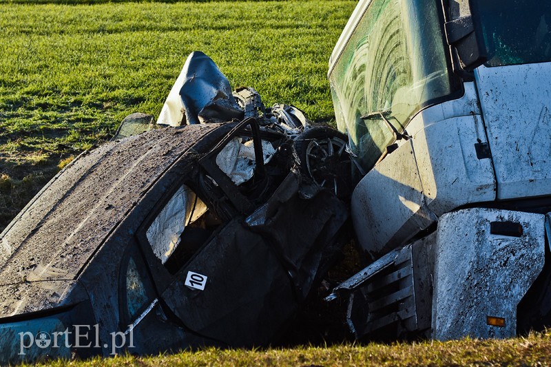 Czołowe zderzenie mercedesa z ciężarówką zdjęcie nr 220328