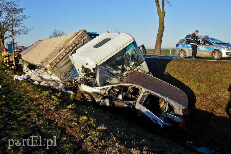 Czołowe zderzenie mercedesa z ciężarówką zdjęcie nr 220333