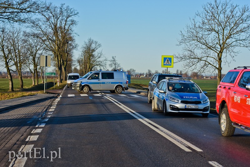 Czołowe zderzenie mercedesa z ciężarówką zdjęcie nr 220329