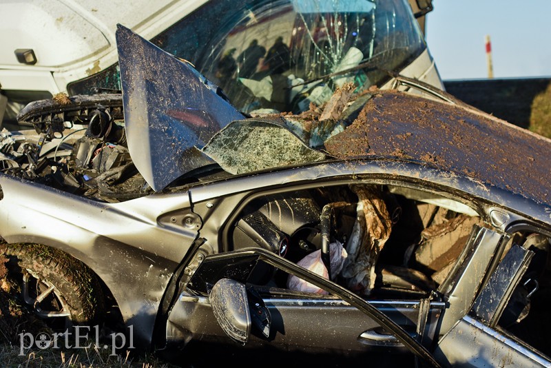 Czołowe zderzenie mercedesa z ciężarówką zdjęcie nr 220332