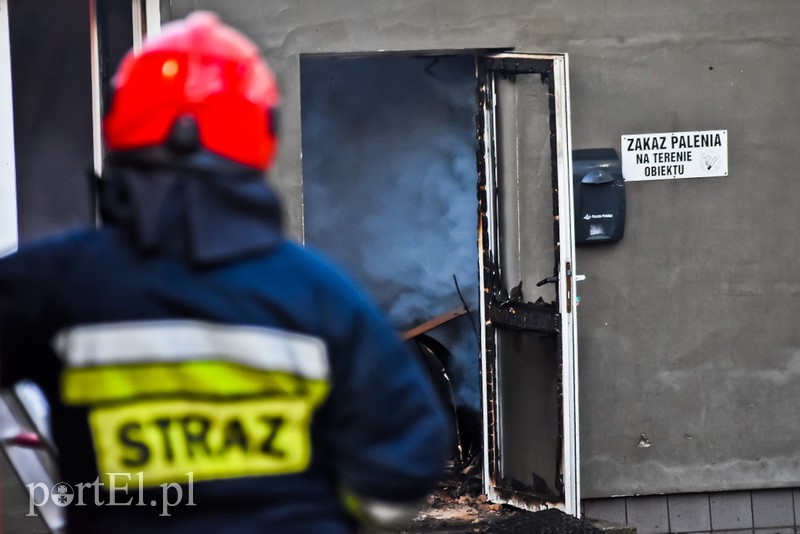 Pali się stolarnia w Dąbrowie, z ogniem walczy około 30 strażaków. zdjęcie nr 220476