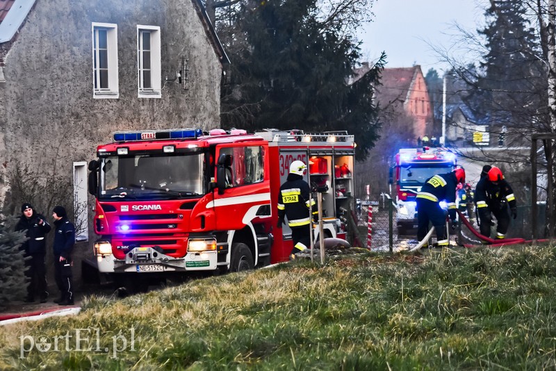 Pali się stolarnia w Dąbrowie, z ogniem walczy około 30 strażaków. zdjęcie nr 220463