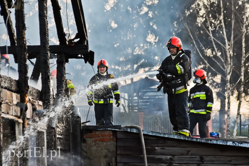Pali się stolarnia w Dąbrowie, z ogniem walczy około 30 strażaków. zdjęcie nr 220483