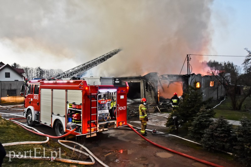 Pali się stolarnia w Dąbrowie, z ogniem walczy około 30 strażaków. zdjęcie nr 220452