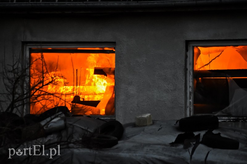 Pali się stolarnia w Dąbrowie, z ogniem walczy około 30 strażaków. zdjęcie nr 220446