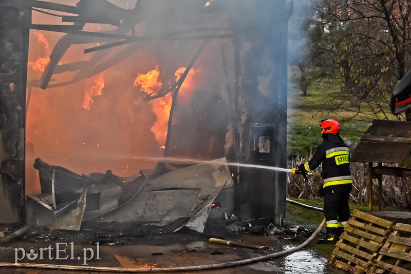 Pali się stolarnia w Dąbrowie, z ogniem walczy około 30 strażaków. zdjęcie nr 220458