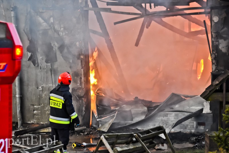 Pali się stolarnia w Dąbrowie, z ogniem walczy około 30 strażaków. zdjęcie nr 220456