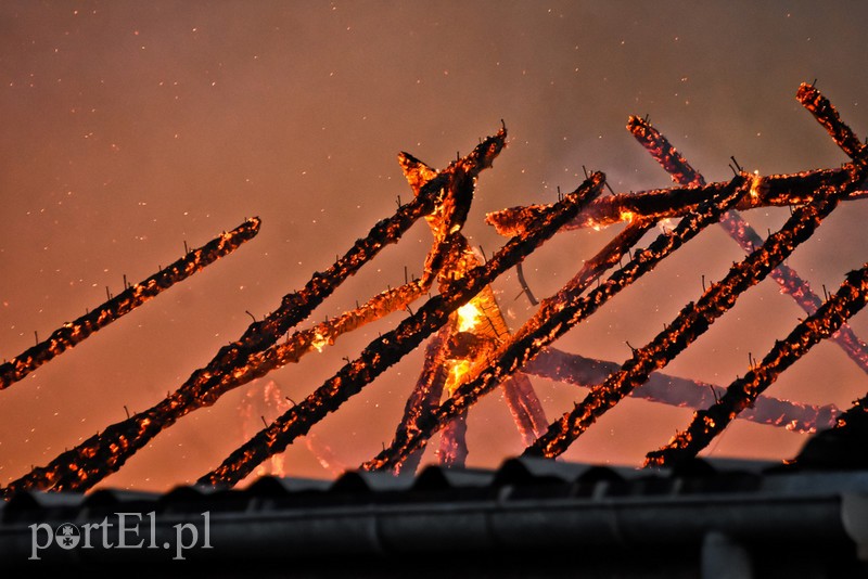 Pali się stolarnia w Dąbrowie, z ogniem walczy około 30 strażaków. zdjęcie nr 220448