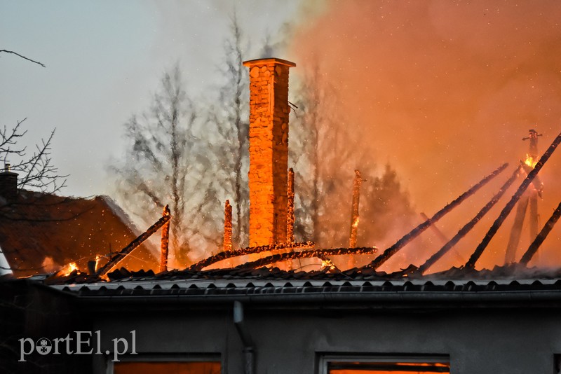 Pali się stolarnia w Dąbrowie, z ogniem walczy około 30 strażaków. zdjęcie nr 220445