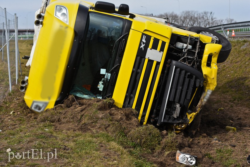 Uderzył w bmw i wylądował na boku w rowie zdjęcie nr 221552