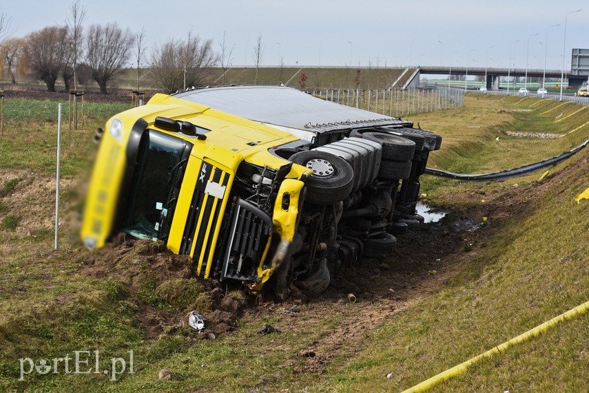 Uderzył w bmw i wylądował na boku w rowie zdjęcie nr 221551