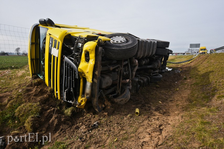 Uderzył w bmw i wylądował na boku w rowie zdjęcie nr 221555