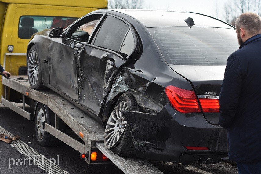 Uderzył w bmw i wylądował na boku w rowie zdjęcie nr 221548