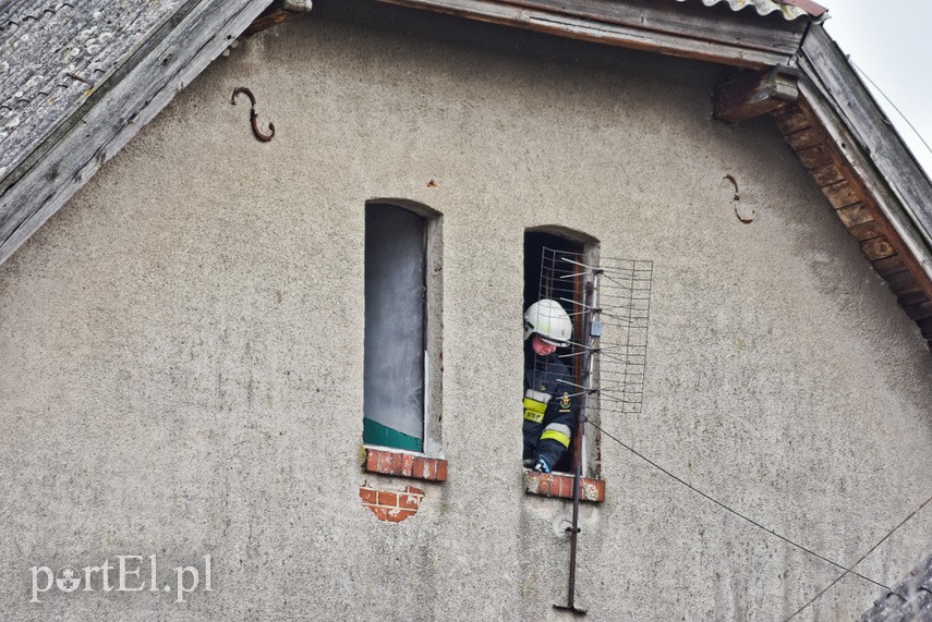 Pożar poddasza ponad 100-letniej kamienicy w Gronowie Elbląskim zdjęcie nr 222070