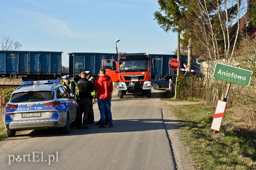 Zderzenie volkswagena z pociągiem towarowym zdjęcie nr 222109