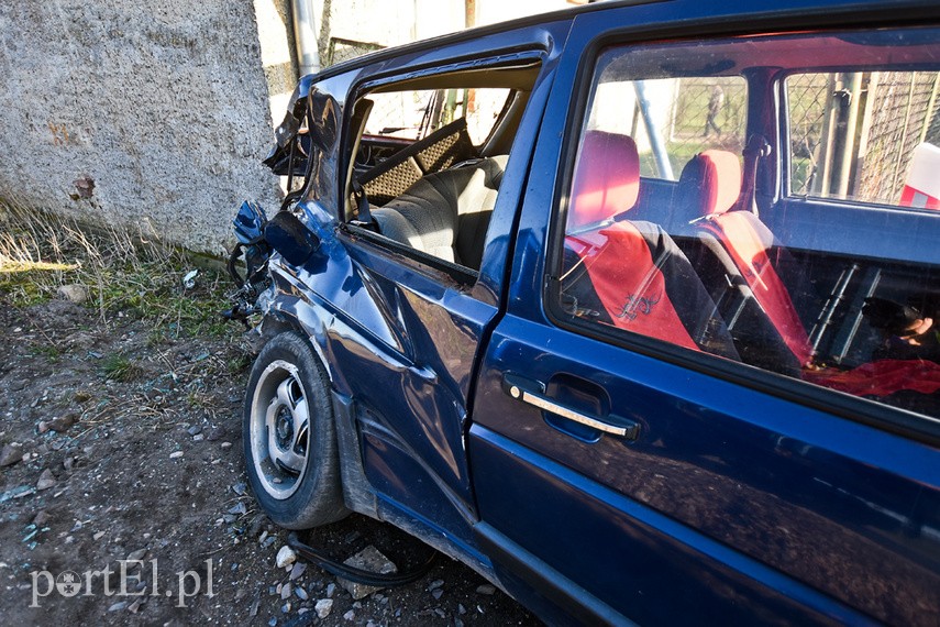 Zderzenie volkswagena z pociągiem towarowym zdjęcie nr 222112