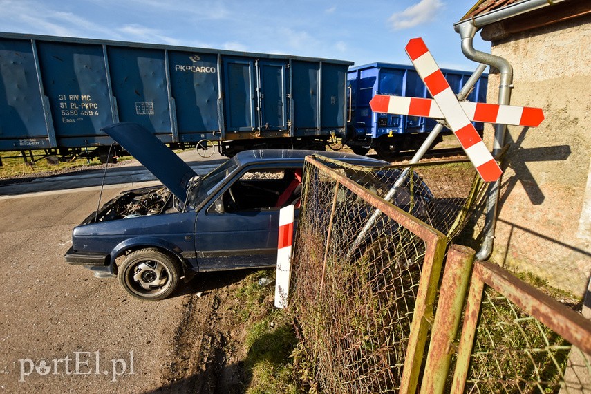 Zderzenie volkswagena z pociągiem towarowym zdjęcie nr 222115