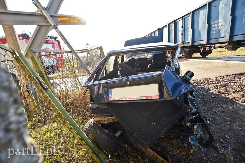 Zderzenie volkswagena z pociągiem towarowym zdjęcie nr 222113