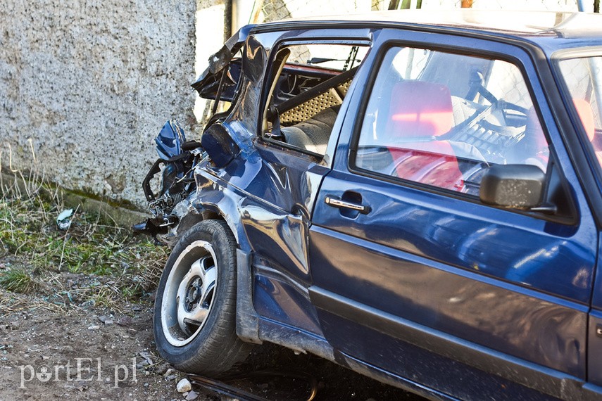 Zderzenie volkswagena z pociągiem towarowym zdjęcie nr 222116