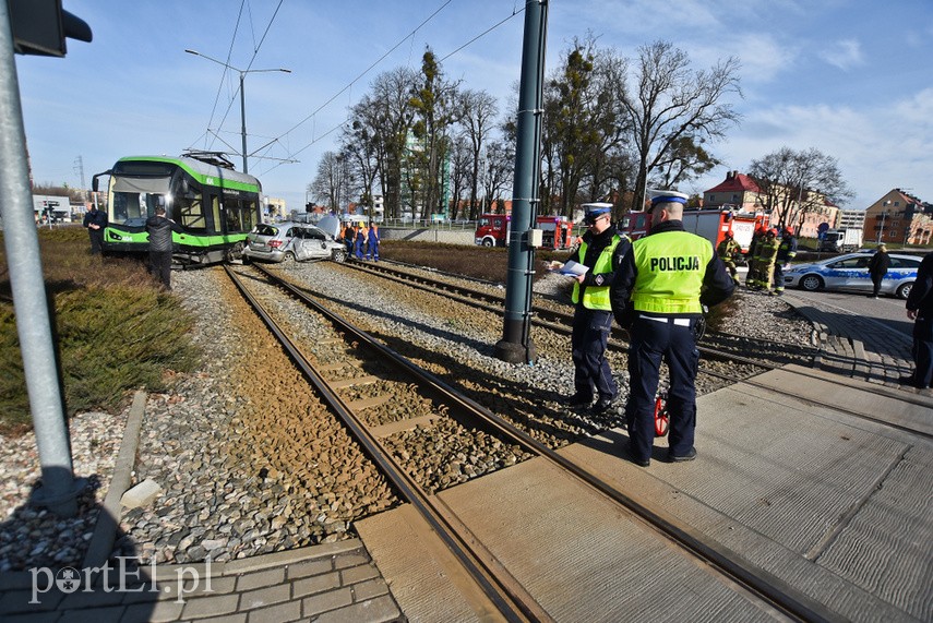 Zderzenie mercedesa z tramwajem na rondzie Solidarności zdjęcie nr 222120