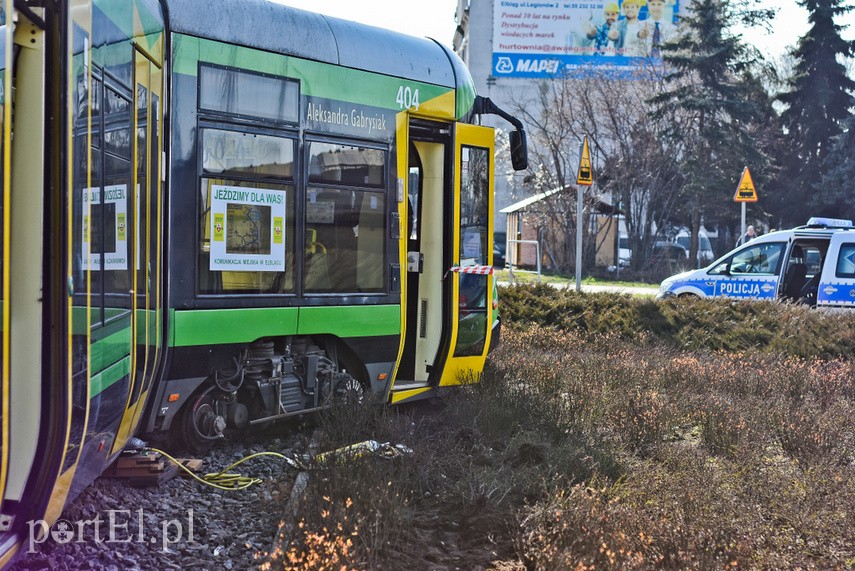 Zderzenie mercedesa z tramwajem na rondzie Solidarności zdjęcie nr 222133