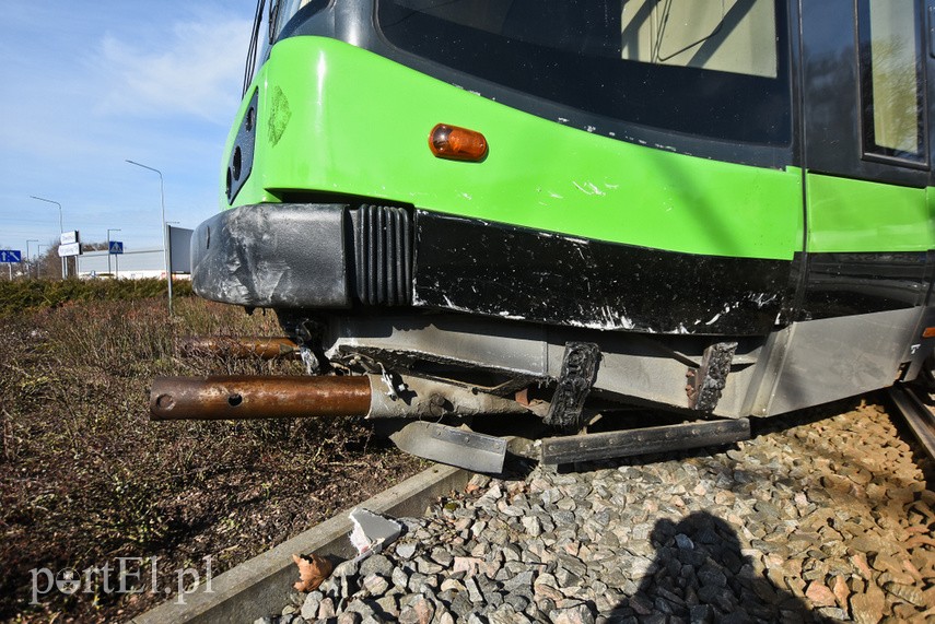 Zderzenie mercedesa z tramwajem na rondzie Solidarności zdjęcie nr 222122