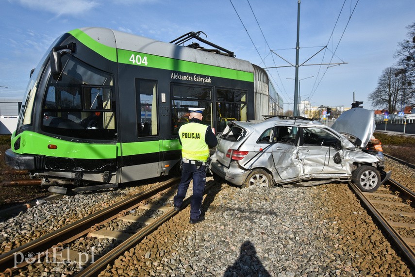 Zderzenie mercedesa z tramwajem na rondzie Solidarności zdjęcie nr 222125