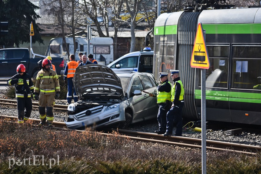 Zderzenie mercedesa z tramwajem na rondzie Solidarności zdjęcie nr 222130