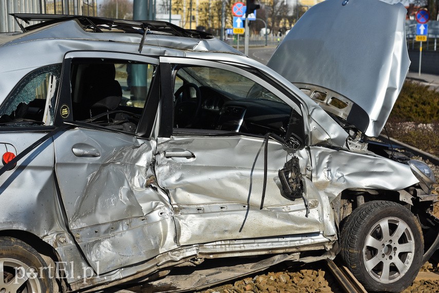 Zderzenie mercedesa z tramwajem na rondzie Solidarności zdjęcie nr 222126