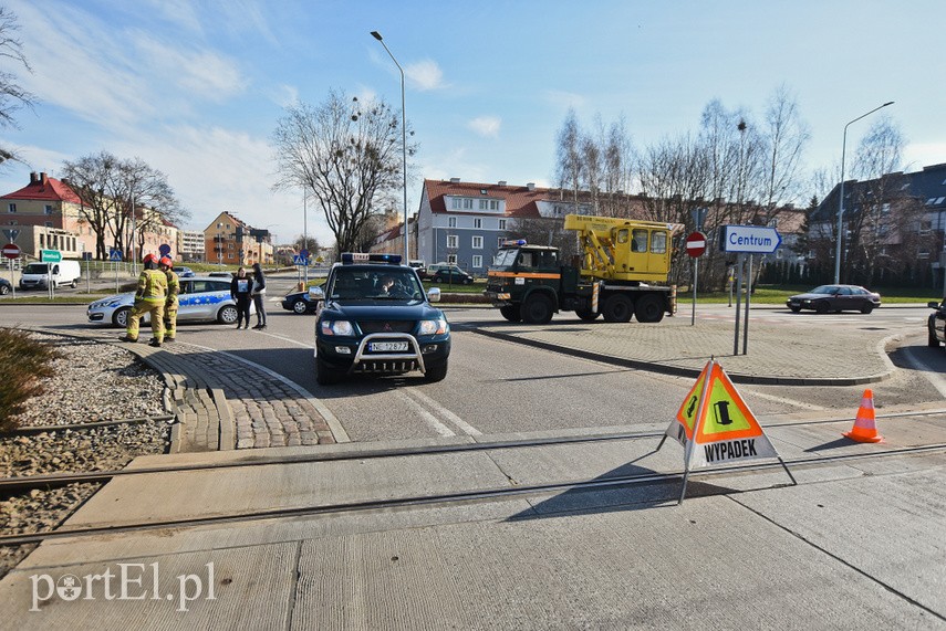 Zderzenie mercedesa z tramwajem na rondzie Solidarności zdjęcie nr 222128