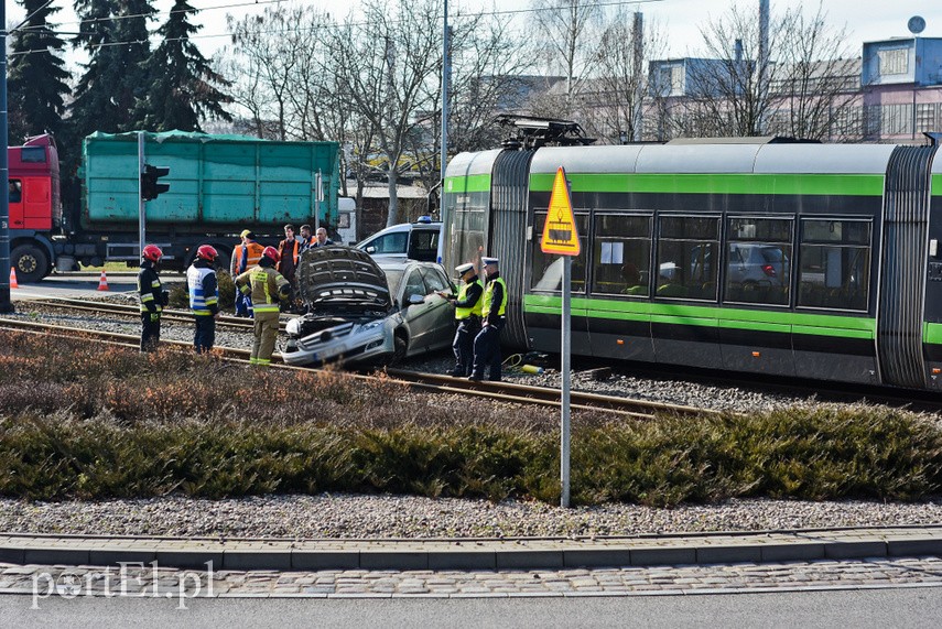 Zderzenie mercedesa z tramwajem na rondzie Solidarności zdjęcie nr 222131