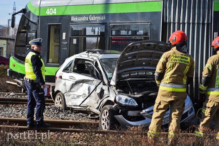 Zderzenie mercedesa z tramwajem na rondzie Solidarności zdjęcie nr 222136