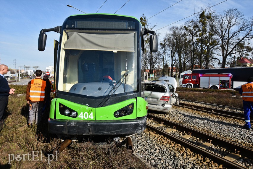 Zderzenie mercedesa z tramwajem na rondzie Solidarności zdjęcie nr 222121