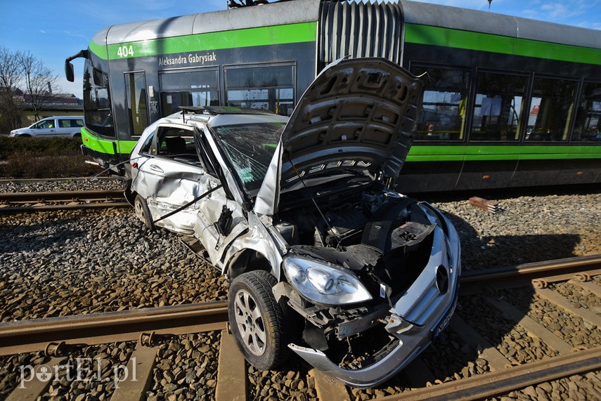 Zderzenie mercedesa z tramwajem na rondzie Solidarności zdjęcie nr 222123