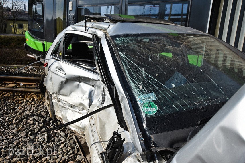 Zderzenie mercedesa z tramwajem na rondzie Solidarności zdjęcie nr 222124