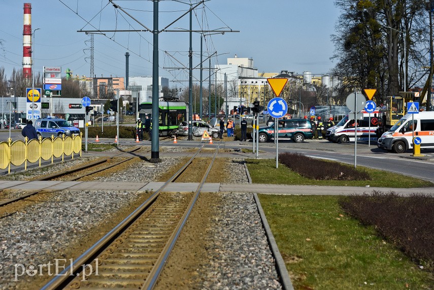 Zderzenie mercedesa z tramwajem na rondzie Solidarności zdjęcie nr 222117