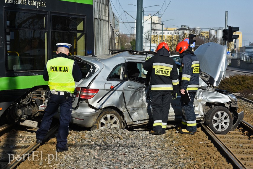 Zderzenie mercedesa z tramwajem na rondzie Solidarności zdjęcie nr 222127