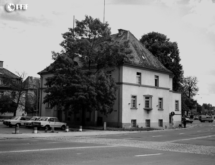 12 Lutego, widok na ul. Ratuszową. Budynek został rozebrany przy przebudowie ul. 12 Lutego