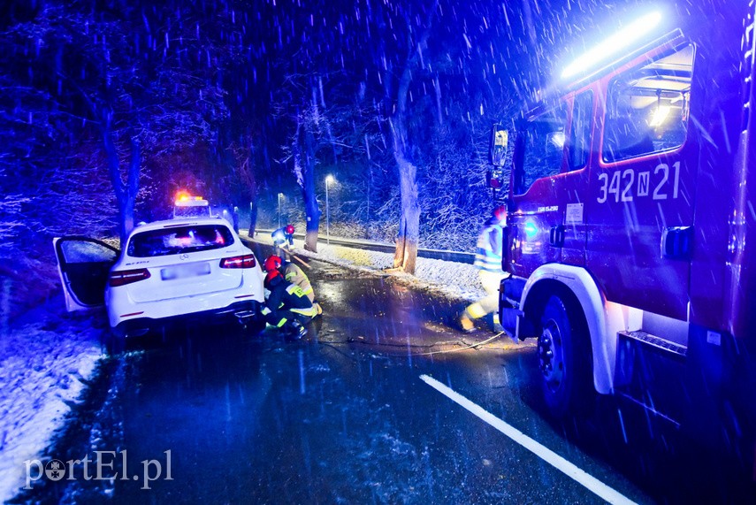 38-latek uderzył mercedesem w drzewo, miał ponad dwa promile zdjęcie nr 222438